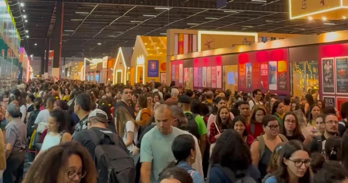 Filas em estandes chegam a 1h30 no sábado da Bienal de São Paulo