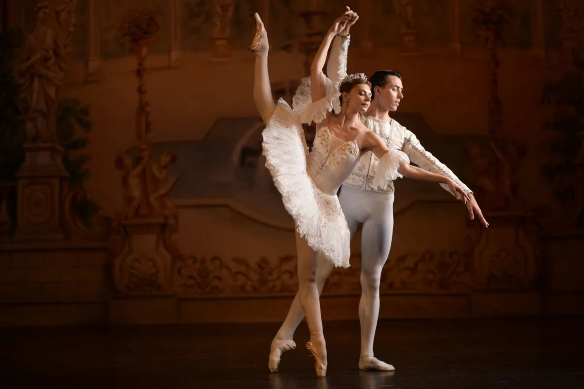‘Cinderella’ reúne bailarinos russos e italianos em temporada no Brasil