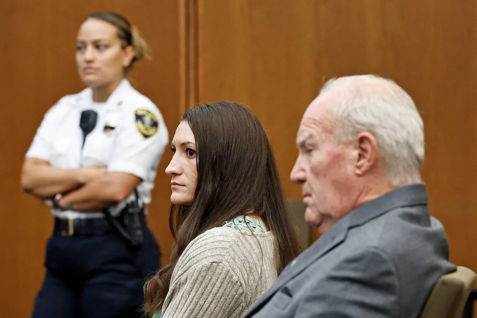 Julgamento de Lindsay Clancy chega ao sexto dia sem veredicto unânime