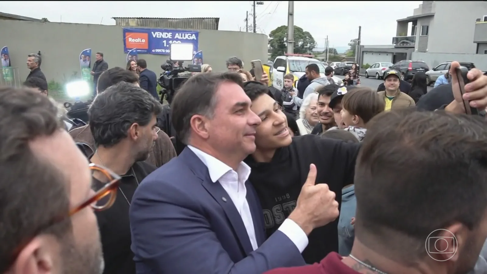 Visita a Filipe Martins leva Flávio Bolsonaro a defender novas vagas em presídios