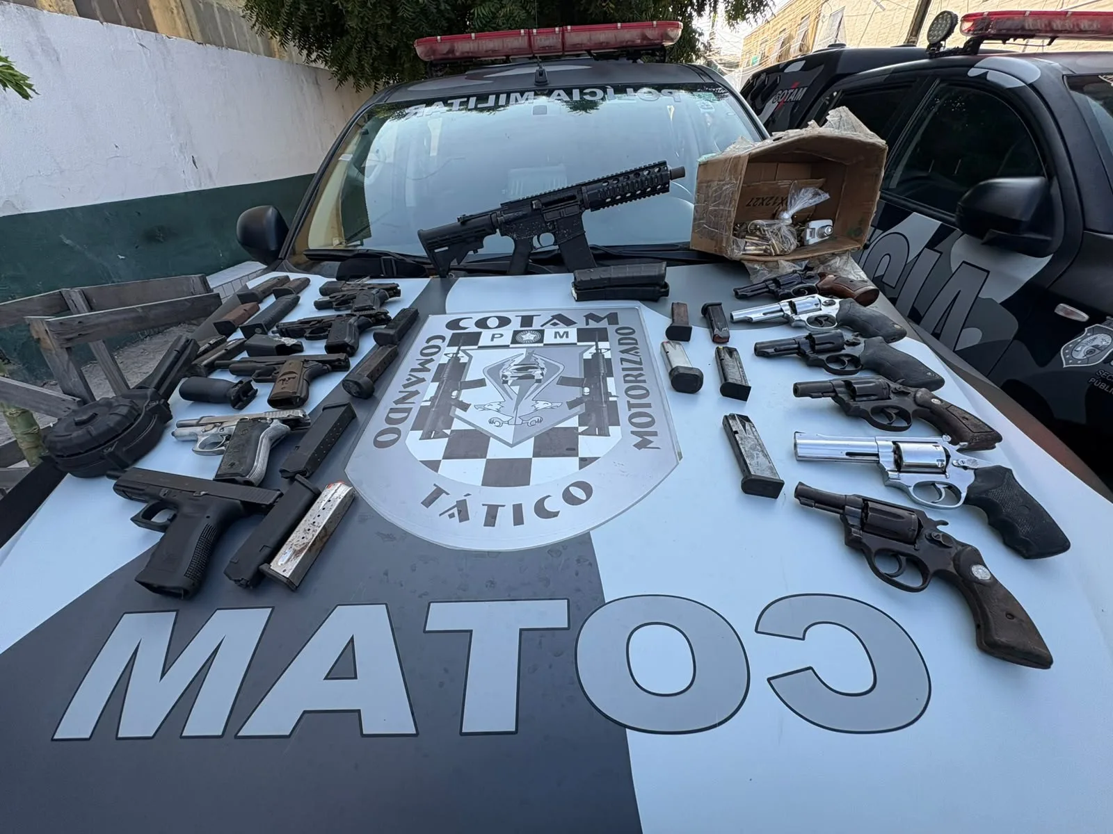 Ação em Fortaleza encontra arsenal, drogas e mais de R$ 330 mil em dinheiro