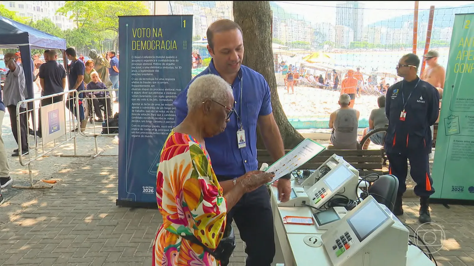 Nova interface da urna é apresentada a eleitores em Copacabana