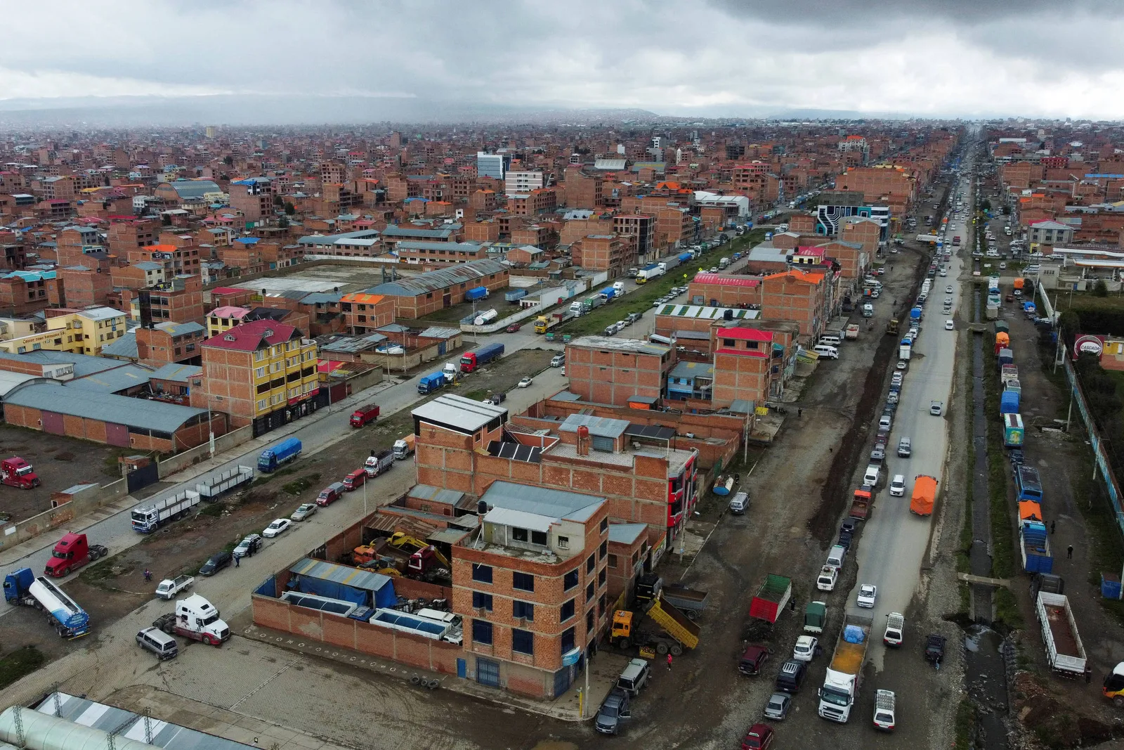 Explosão em complexo militar boliviano mobiliza equipes e deixa 14 desaparecidos