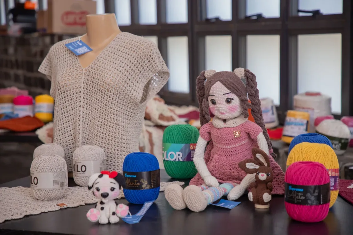 Curitiba reúne crocheteiros em encontro gratuito com cerca de 500 participantes