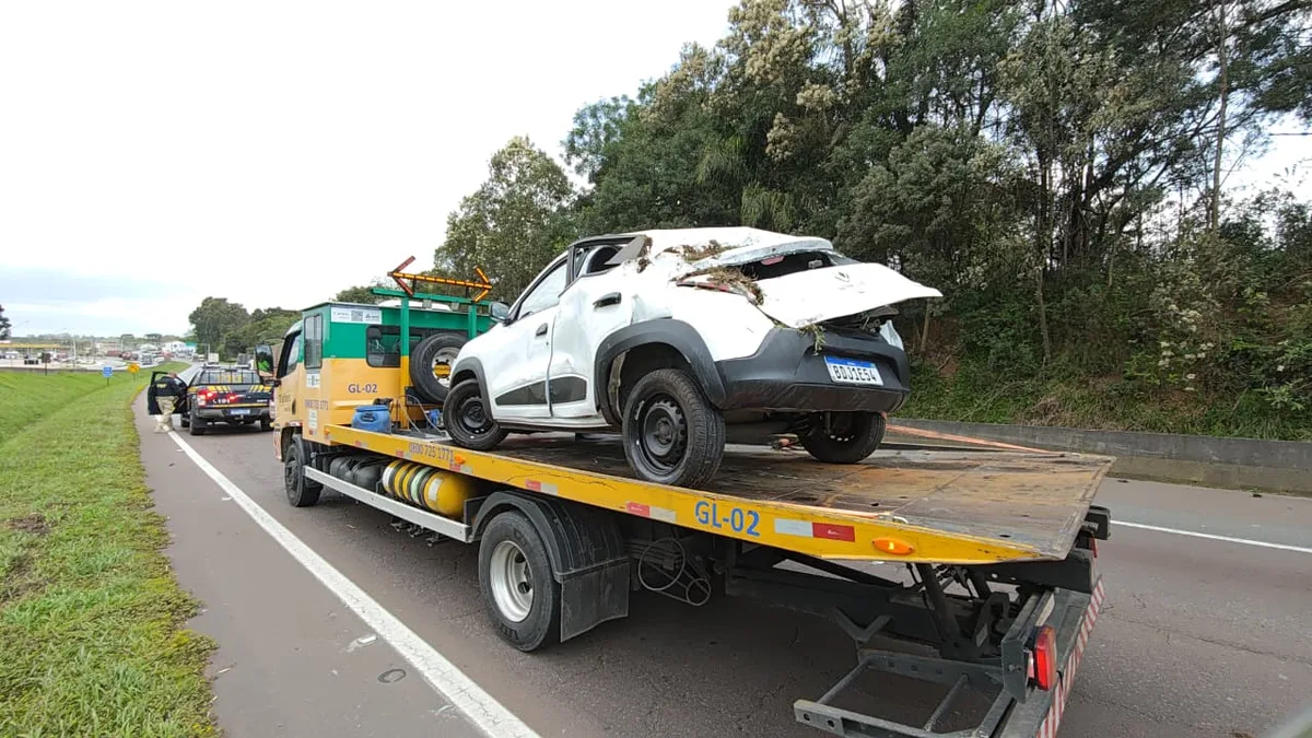 Kwid capota após bater em carreta na BR-376, no Paraná