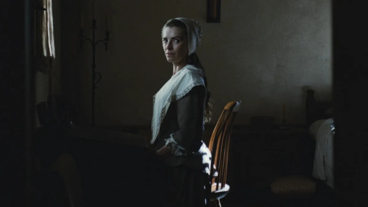 Betty Gilpin vence Emmy por atuação em ‘O Segredo de Widow’s Bay’