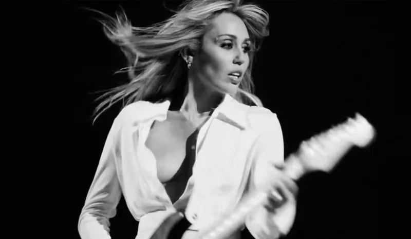 Miley Cyrus apresenta clipe de “Different Religion” em nova fase musical