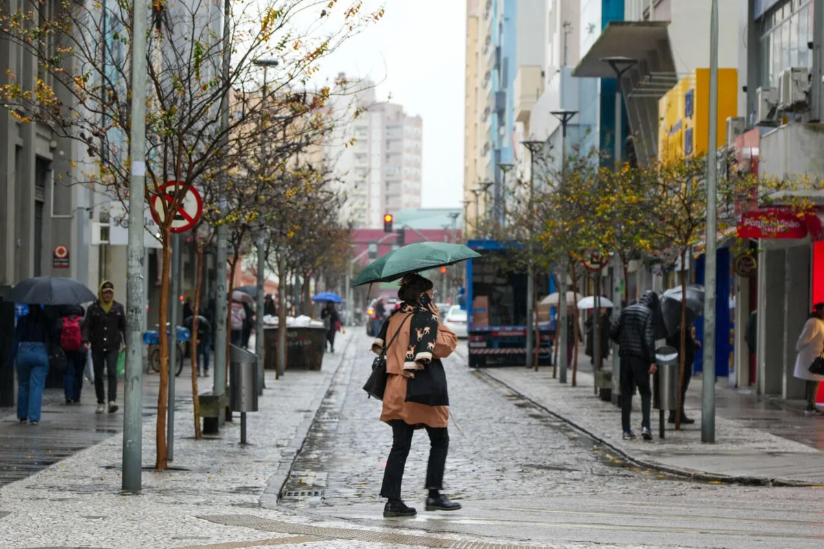 Frio ganha força em Curitiba, com mínima de 9°C nesta segunda-feira