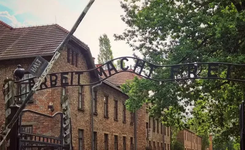 Disputa judicial busca retirar sete aquarelas do acervo de Auschwitz