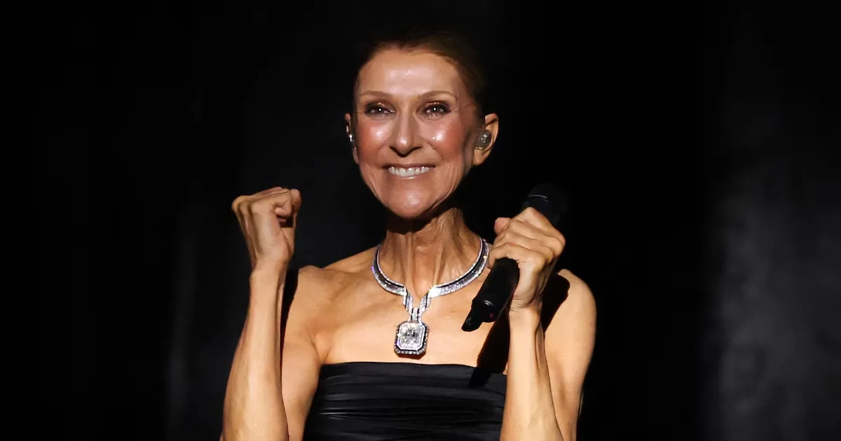 Céline Dion dança com fãs sobre carro após chegada a Paris
