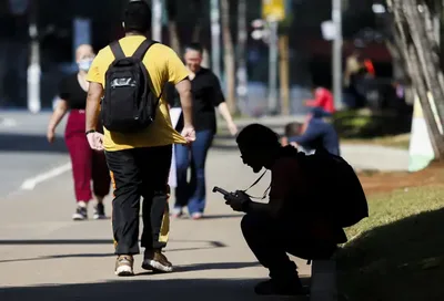 Brasil reduz proporção de jovens que não estudam nem trabalham, aponta OCDE