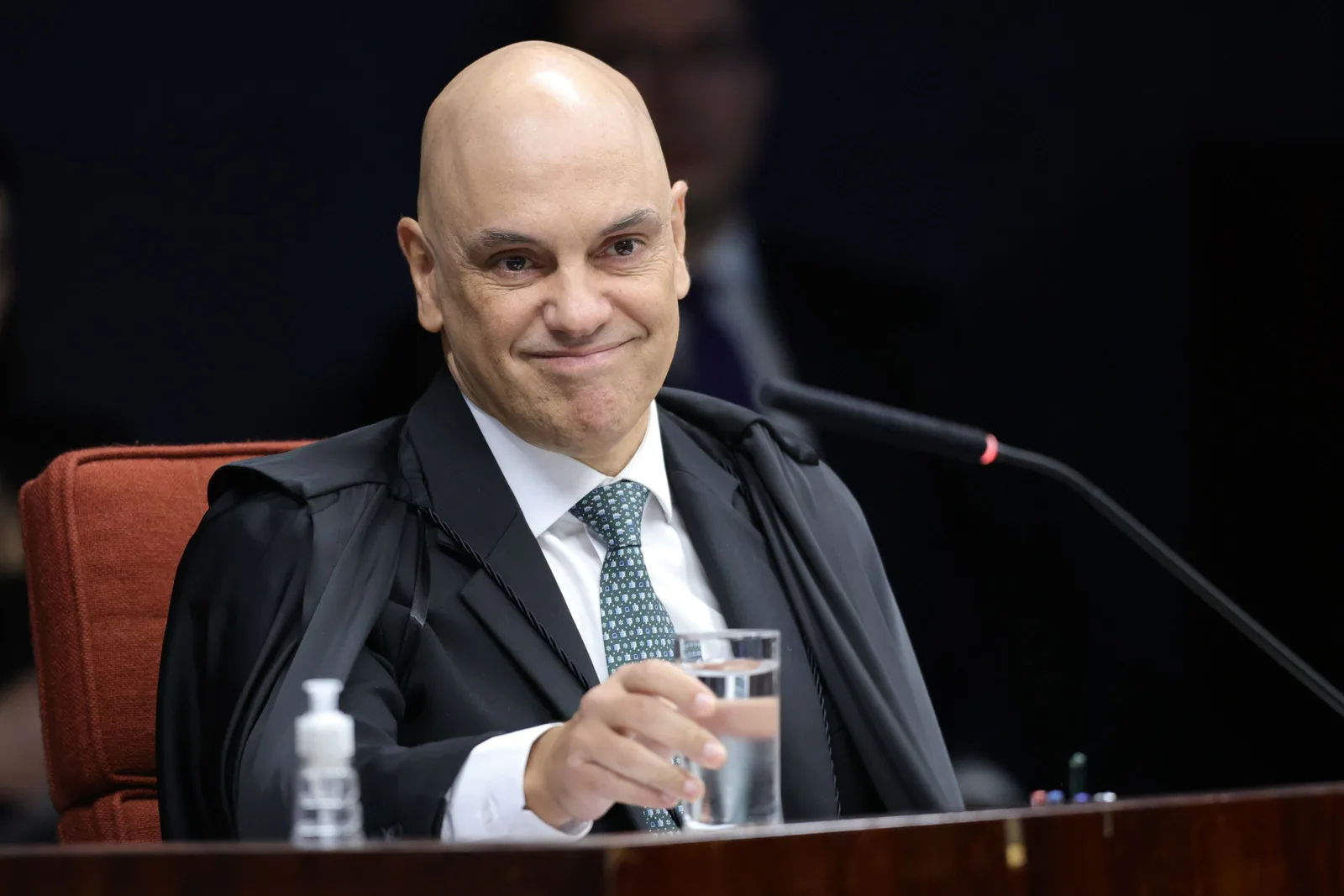 Relação de Moraes com Vorcaro é alvo de críticas em análise internacional