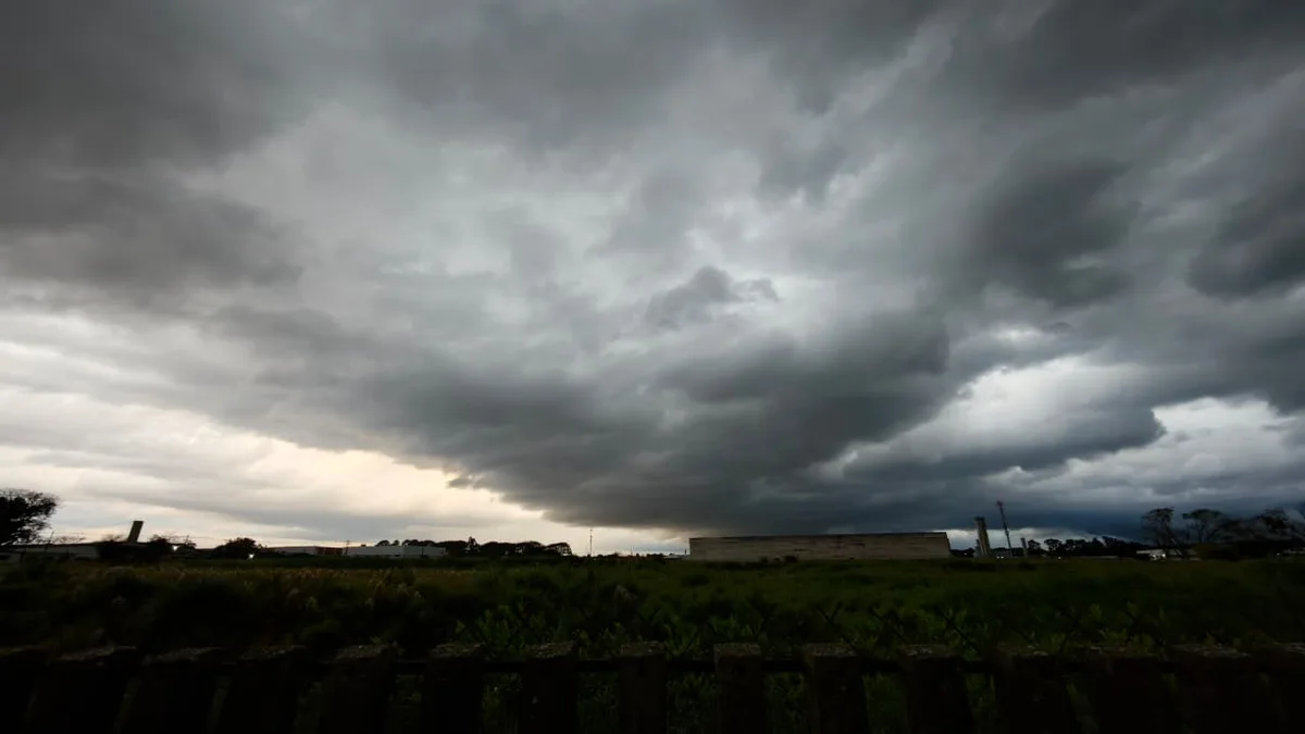 Tempestade escurece Curitiba e leva Defesa Civil a emitir alerta severo