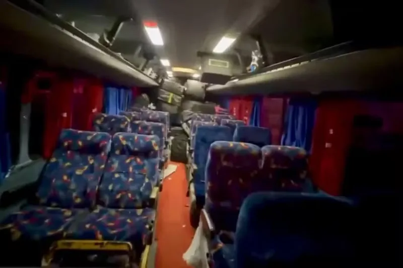 Ônibus clandestino levava passageiros sobre 500 caixas de cigarros no Paraná