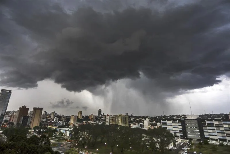 Inmet emite alertas vermelho e laranja para chuvas fortes no Paraná