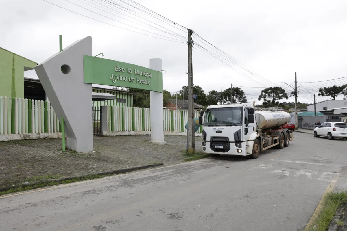 Reparo em adutora sob ponte mantém abastecimento de Colombo em recuperação