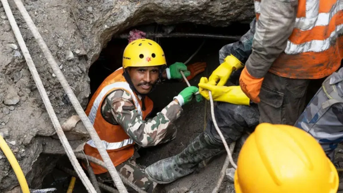 Dois sobreviventes são retirados de túnel no Nepal após nove dias sob escombros