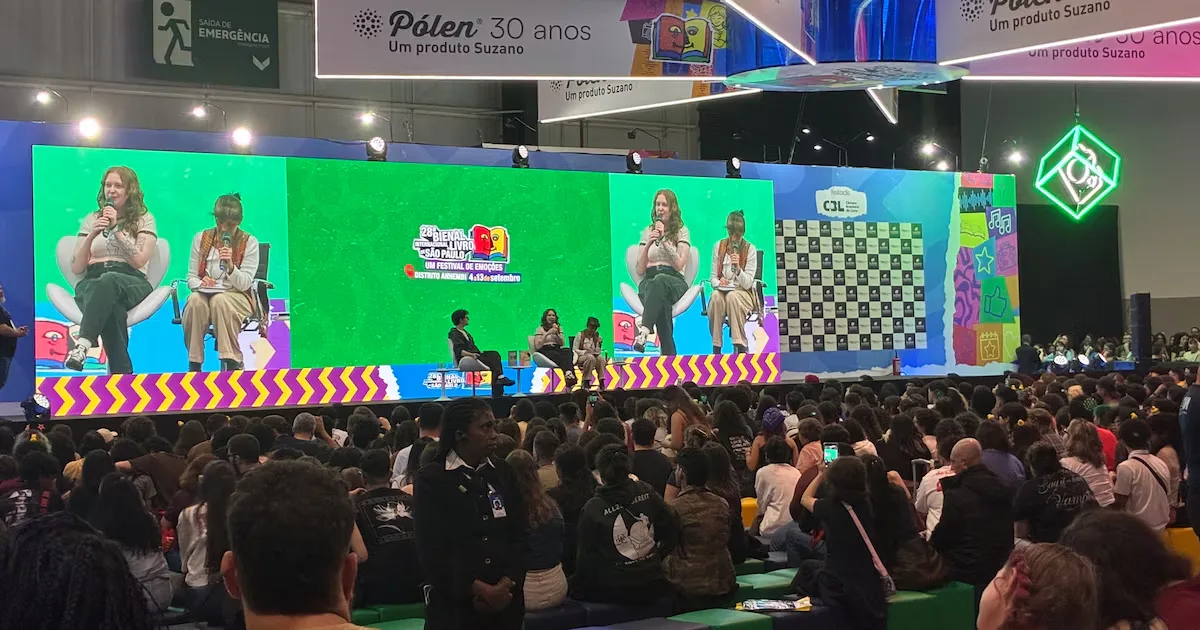 Alice Oseman mantém vínculo com Heartstopper após o encerramento da história
