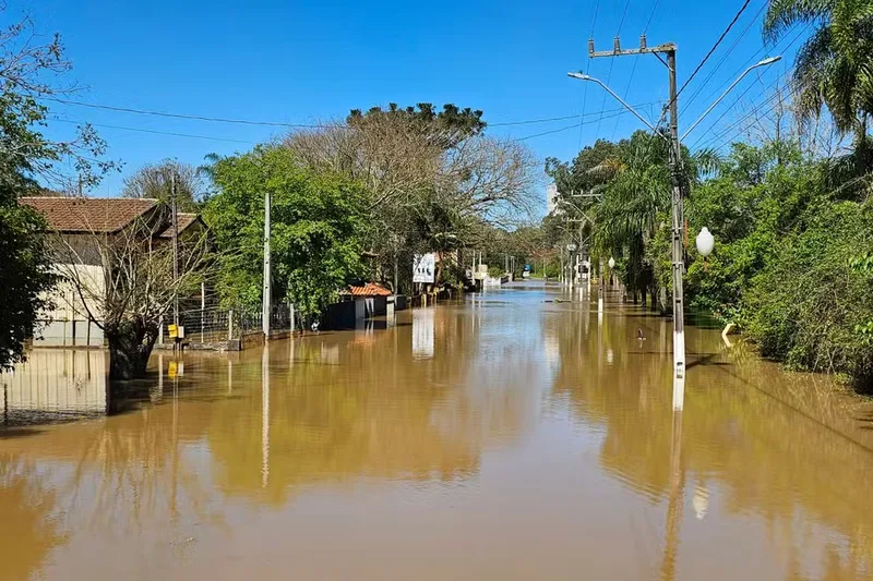 Rio Negro chega a 7,76 metros e mantém 14 famílias em abrigo