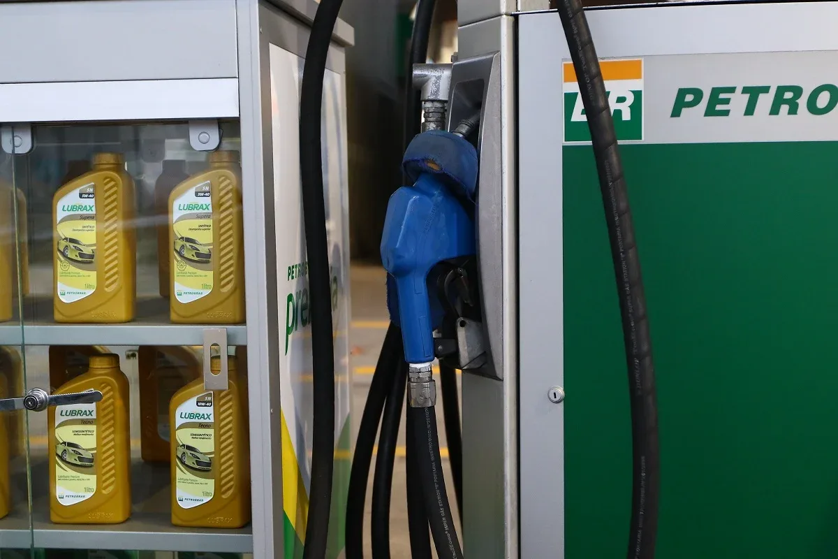 ANP fiscaliza dez postos e um produtor de óleo no Paraná