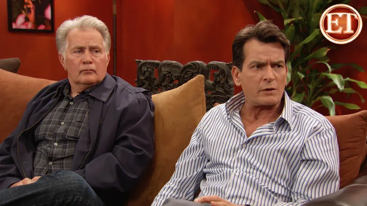 Charlie e Martin Sheen interpretarão pai e filho em nova comédia da AMC
