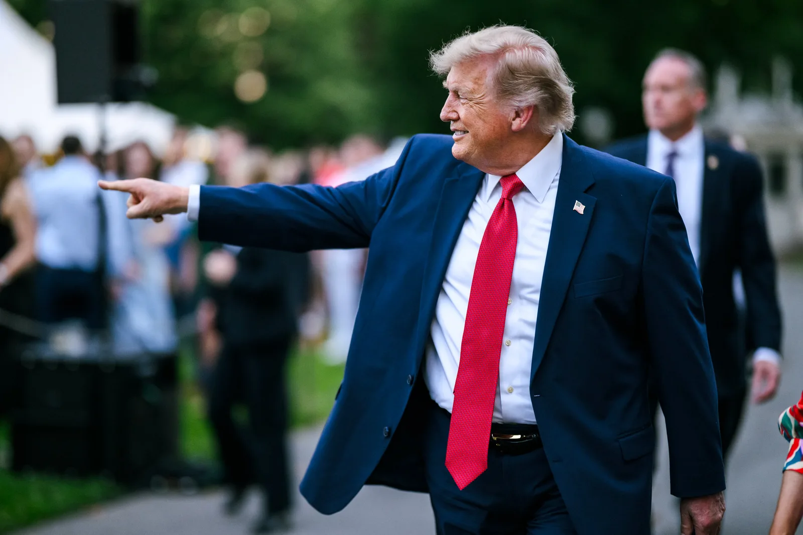 Trump mantém tropas no Oriente Médio enquanto avalia próximos passos contra o Irã