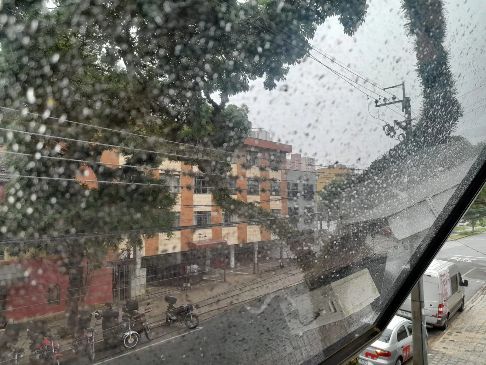 Curitiba terá chuva e queda de temperatura ao longo da terça-feira