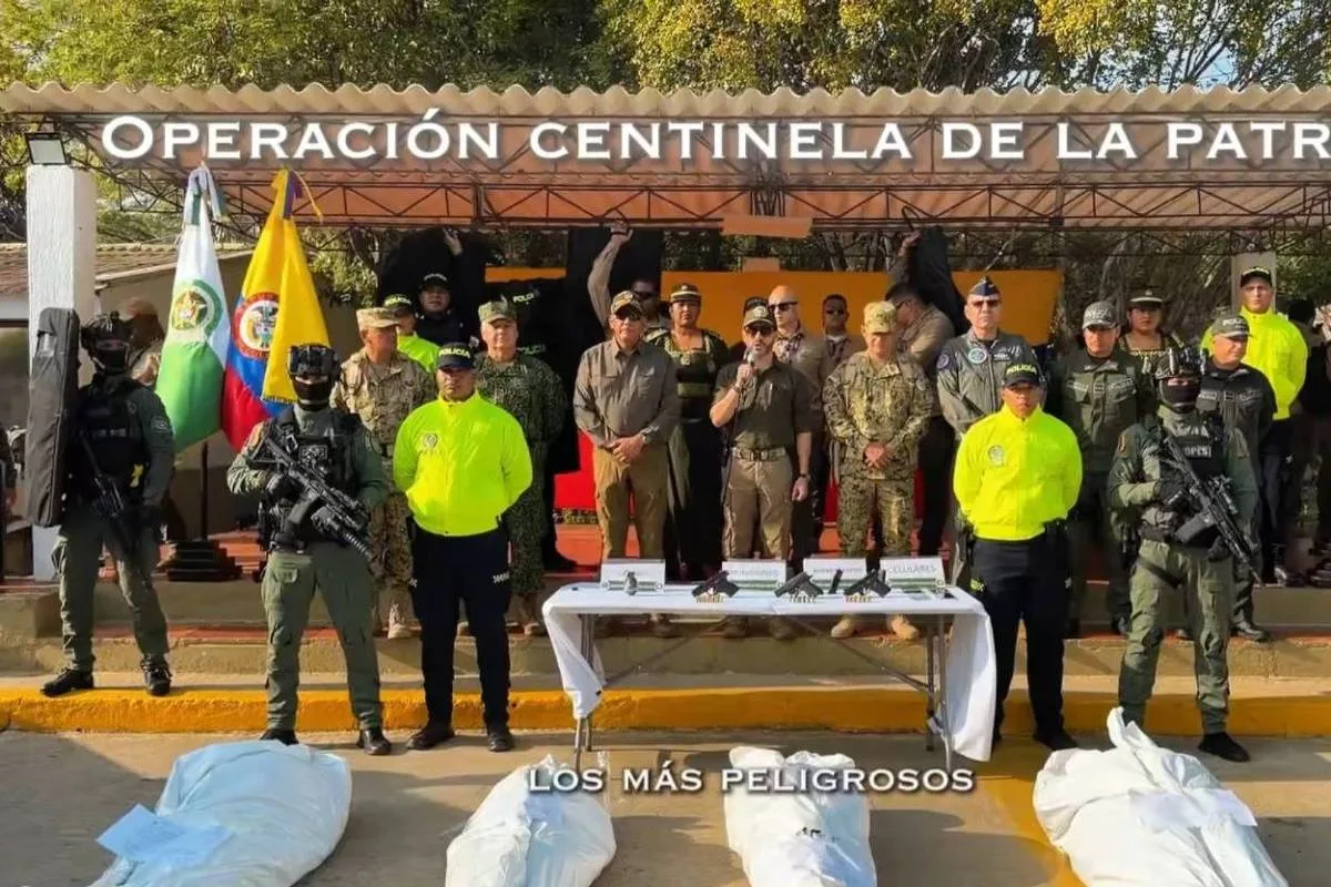 Presidente colombiano exibe corpos após operação contra grupo rebelde