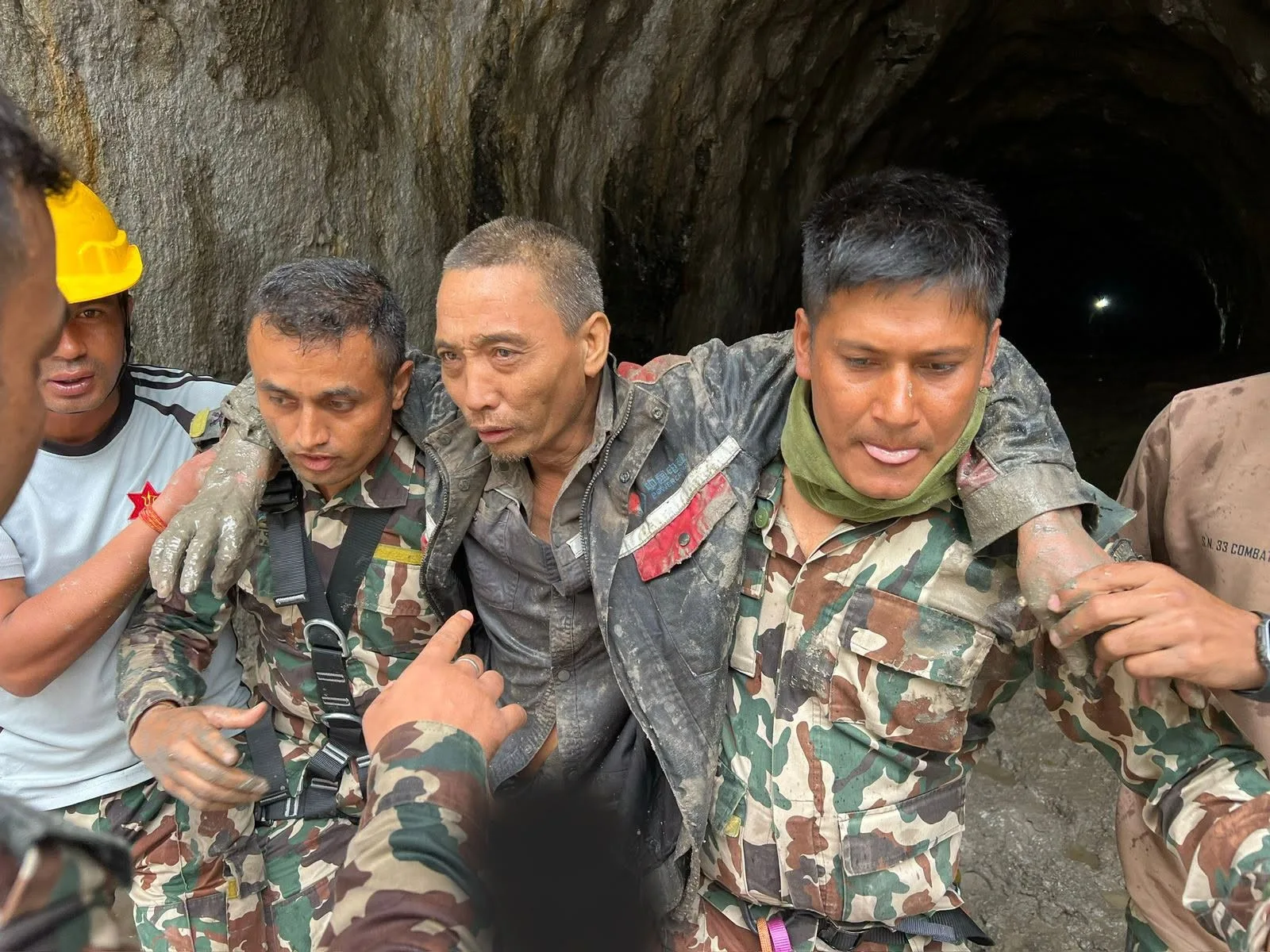 Dois sobreviventes são encontrados no Nepal dez dias após avalanche