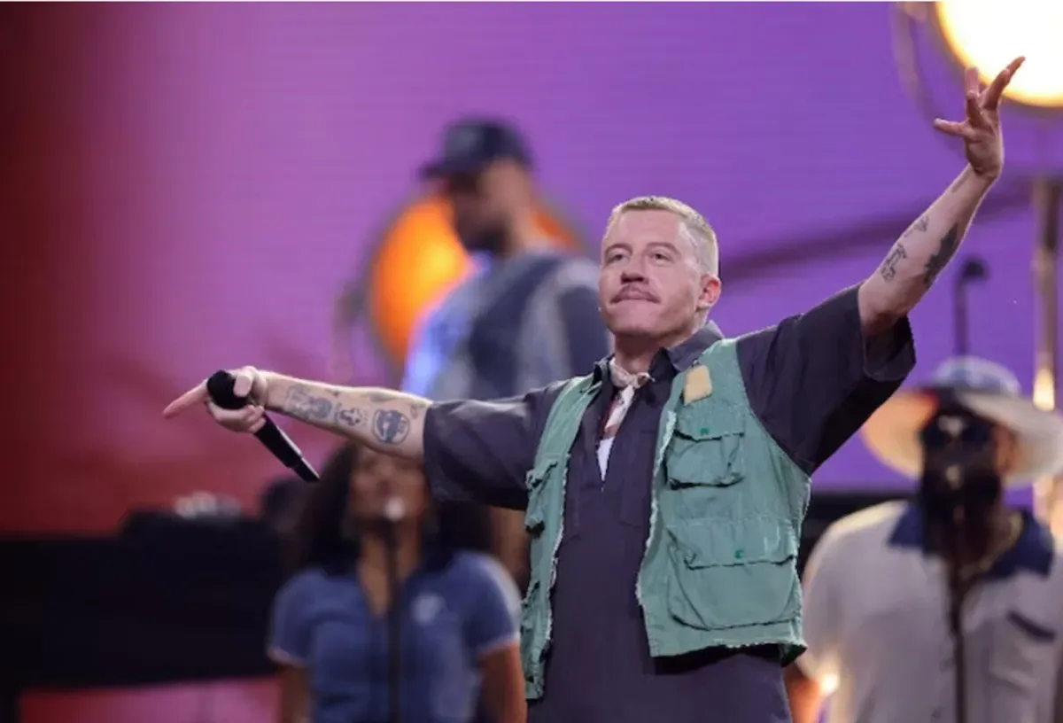 Macklemore anuncia doação de US$ 1 milhão após deixar turnê de Ed Sheeran
