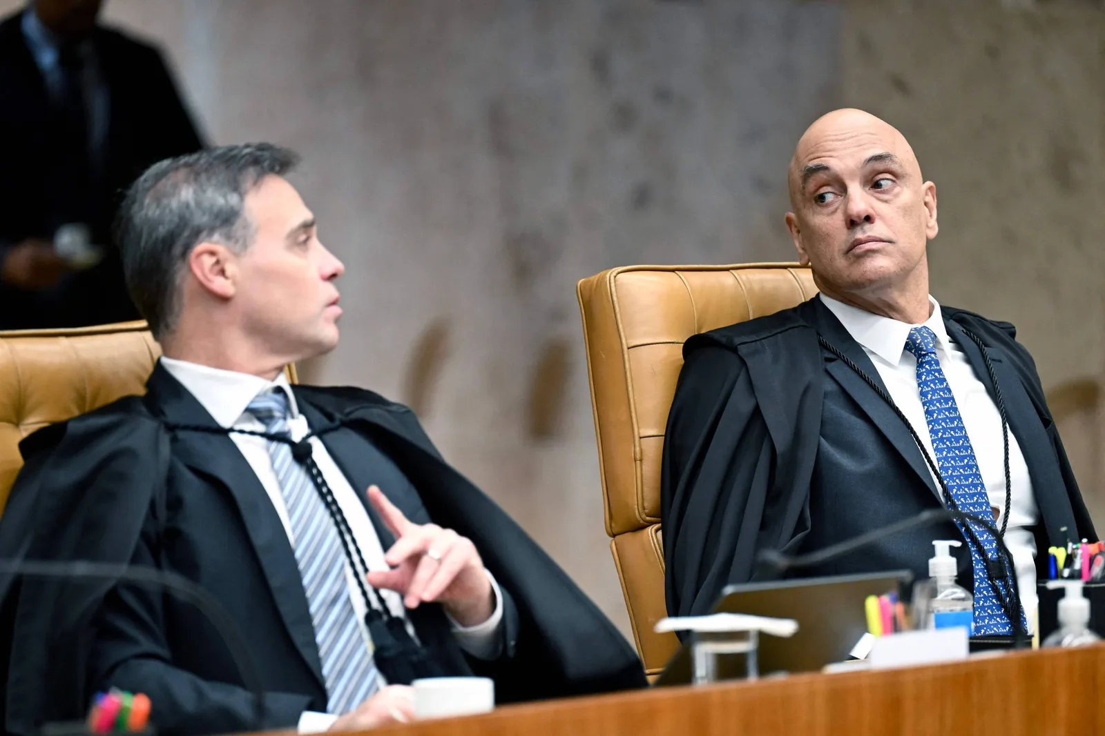 Mensagens e contratos recolocam limites ao STF no centro do debate