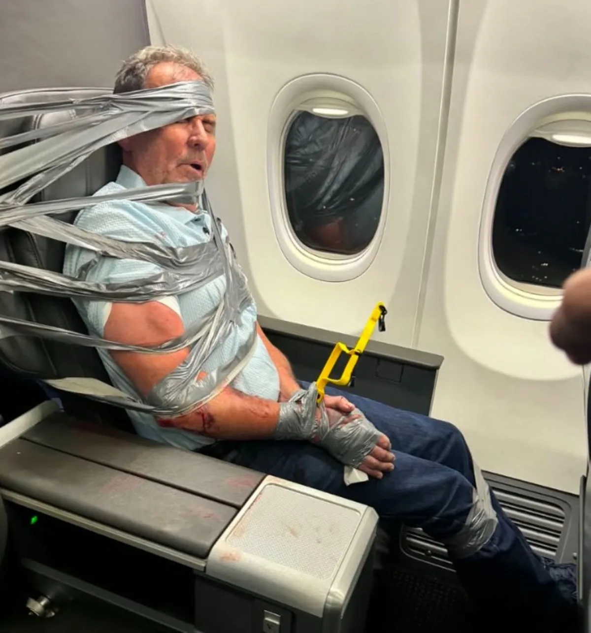 Voo da American Airlines é desviado após passageiro atacar homem e tripulação