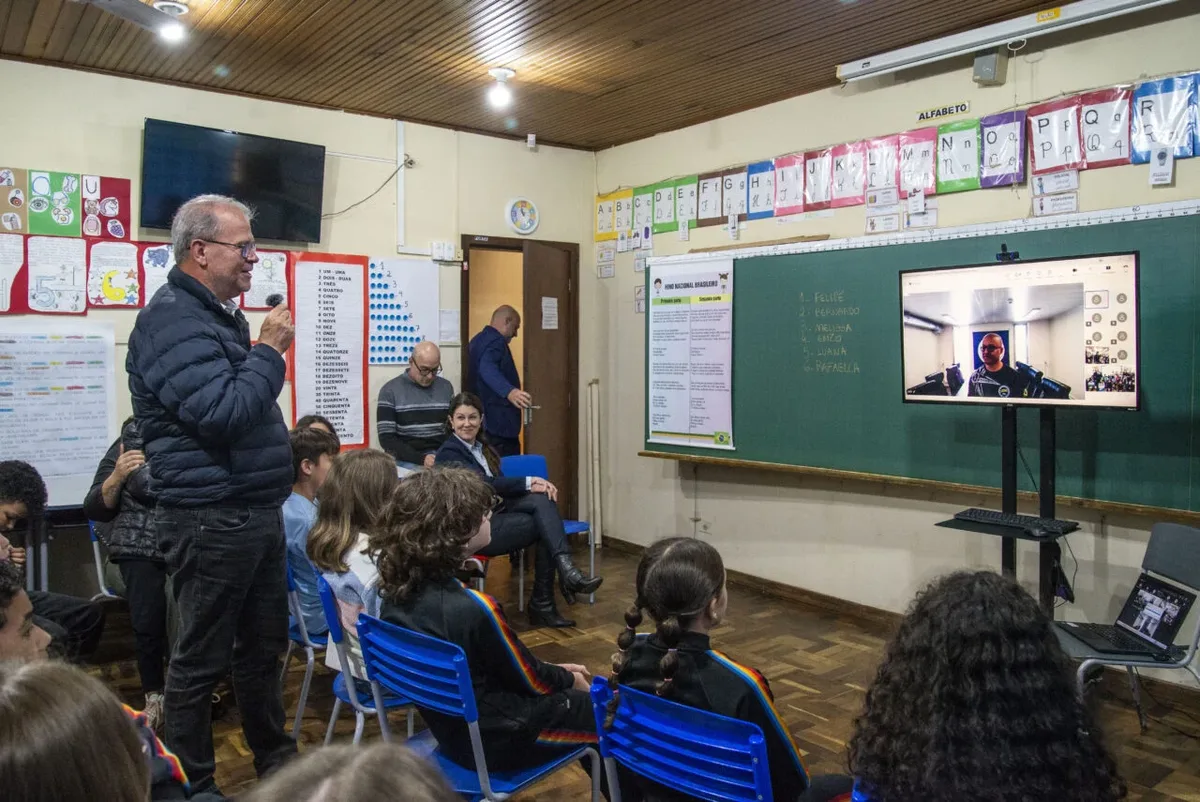 Estudantes de Curitiba fazem visita virtual à Estação Antártica Comandante Ferraz