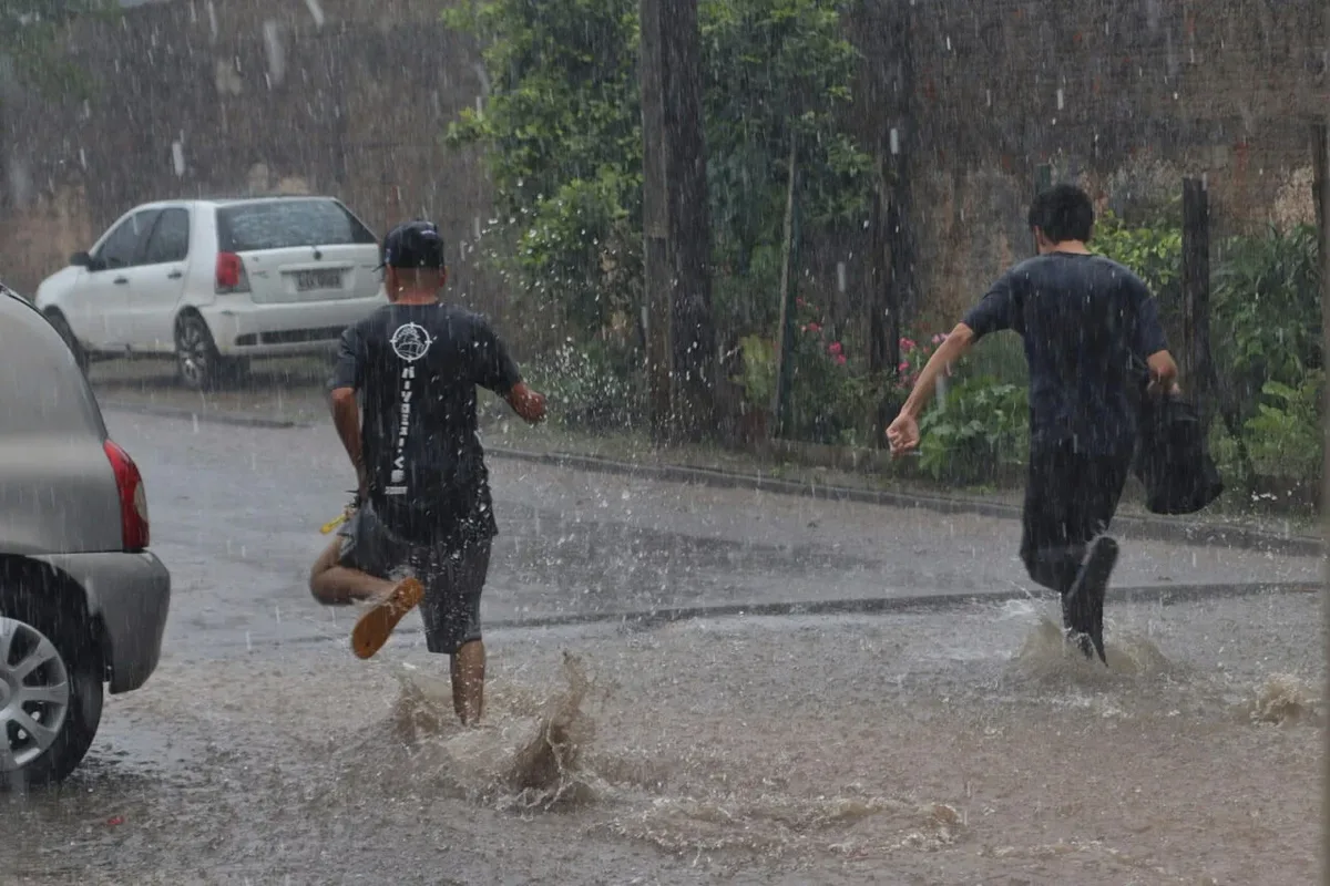 Chuva diminui no Paraná, mas frente fria pode trazer novos temporais