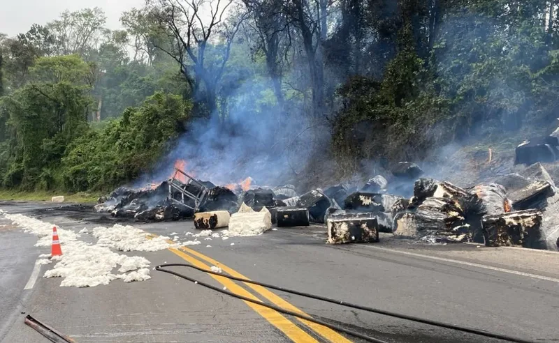 Caminhão tomba e carga de algodão pega fogo na BR-376, no Paraná