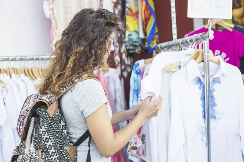 Bazar em Curitiba reúne apoio para tratamento de Davi, de 3 anos
