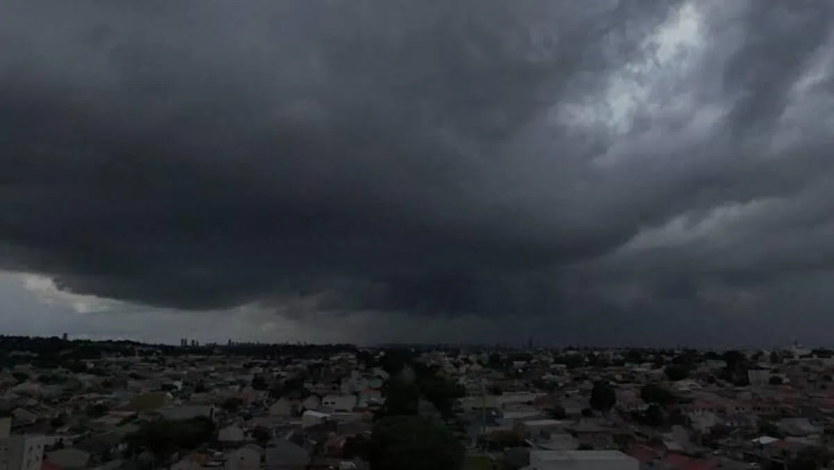 Paraná terá tempestades após manhã de sol; Inmet põe 56 municípios em alerta vermelho