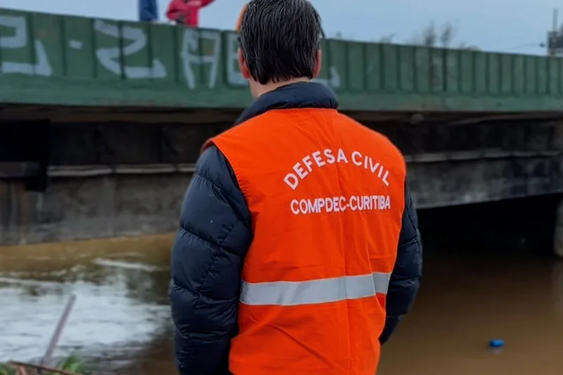 Curitiba mobiliza equipes após chuva intensa e interdita imóvel no Xaxim