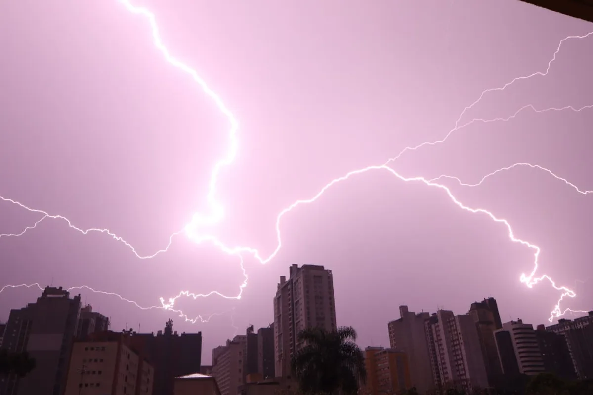 Paraná entra em alerta laranja para tempestades e chuva de até 100 milímetros