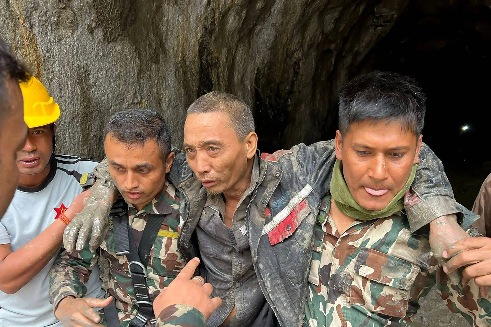Resgates no Nepal localizam quatro sobreviventes após deslizamentos