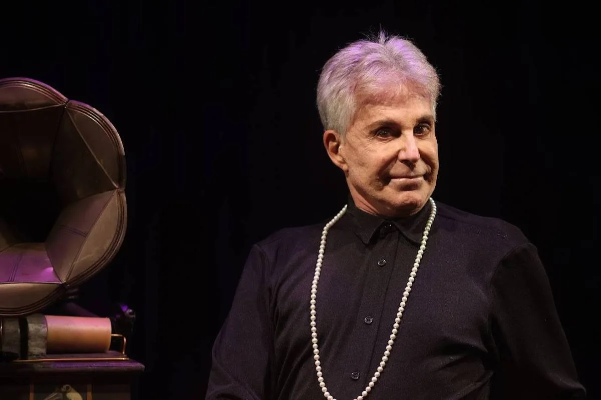 Edwin Luisi transforma personagem perseguida em defesa da liberdade no teatro