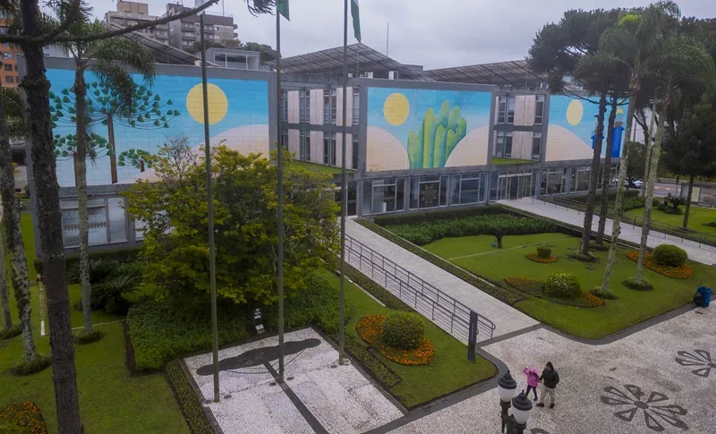 Progressão de carreira eleva salários de 6.581 servidores de Curitiba