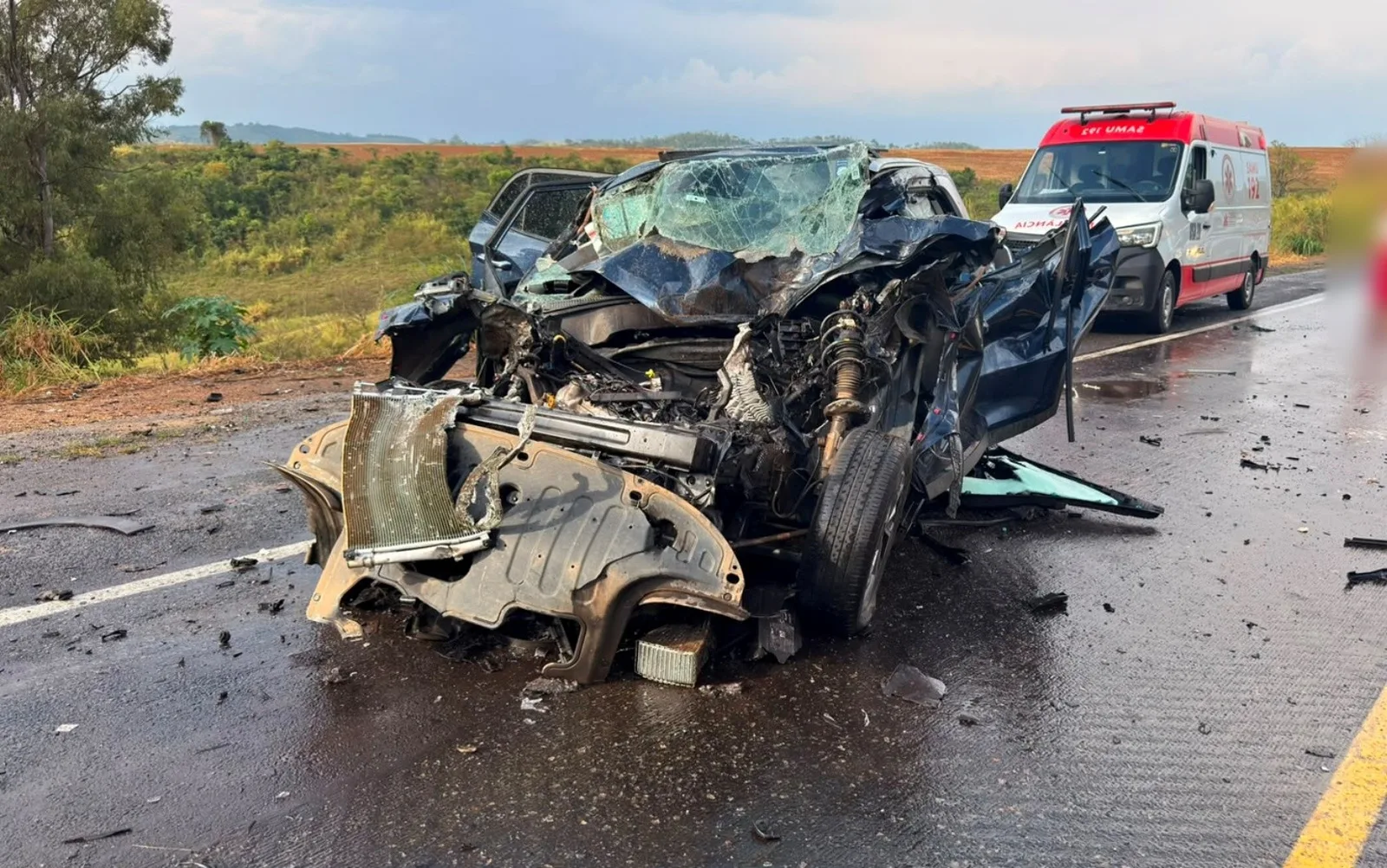 Colisão entre carro e caminhão mata três pessoas em Guaxupé