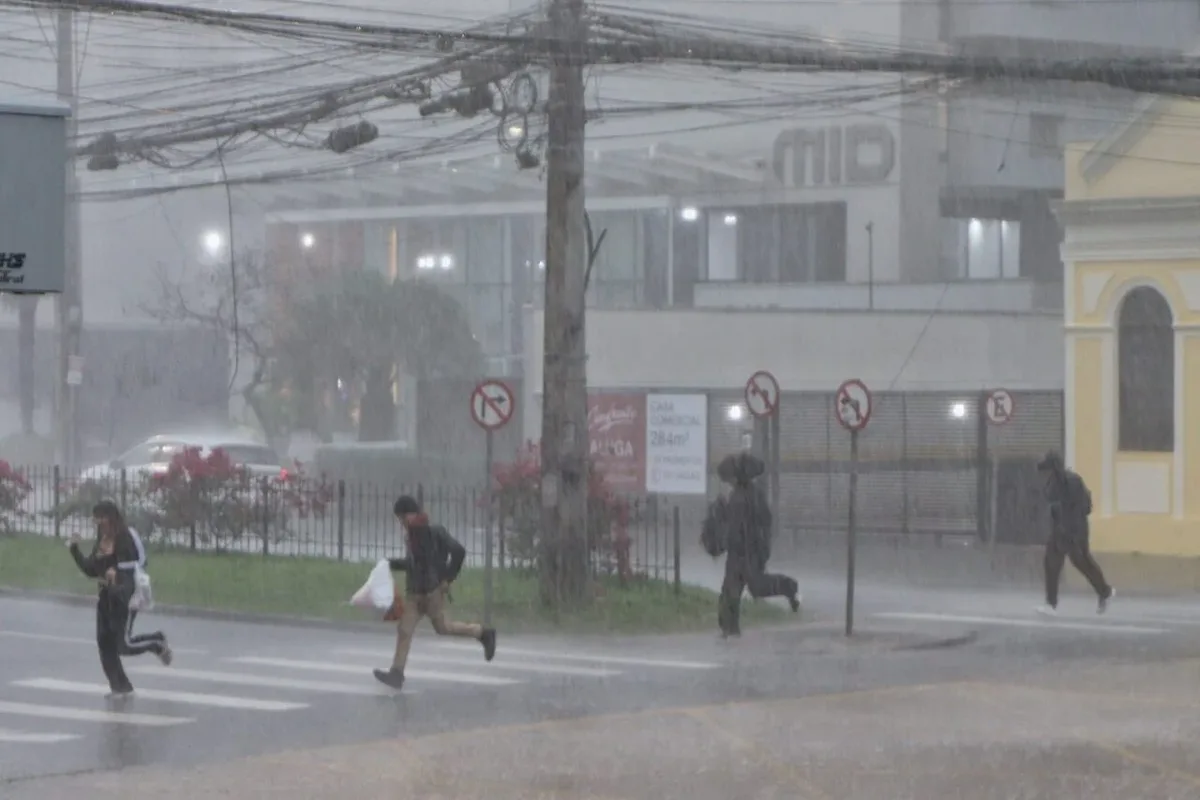 Instituições suspendem aulas por previsão de chuva intensa em Curitiba