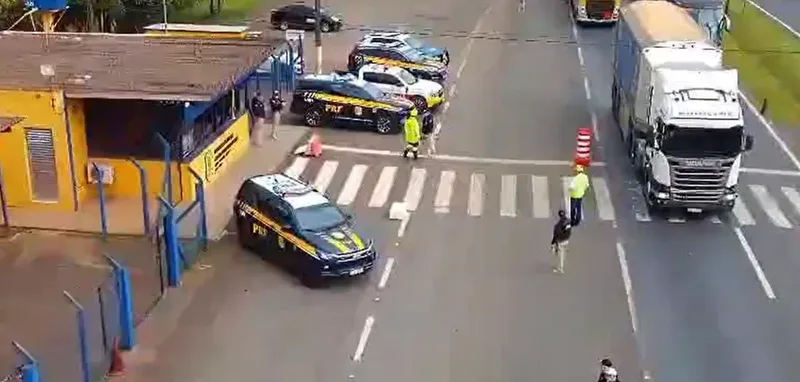 Ação na BR-376 orienta caminhoneiros sobre fadiga e segurança ao volante