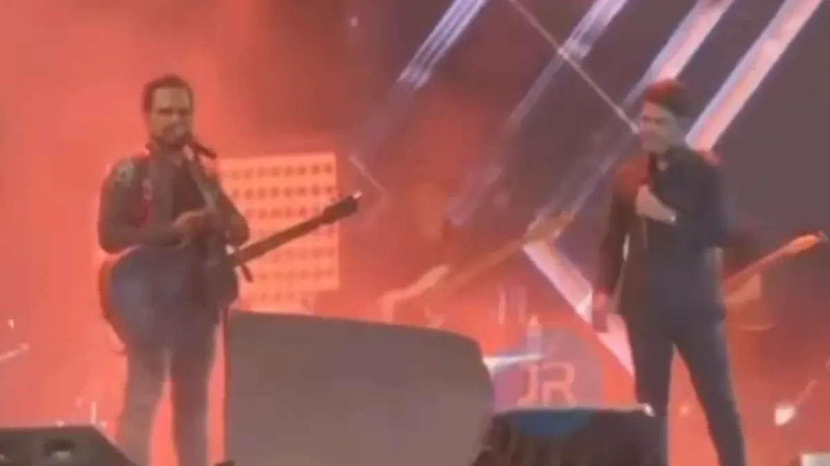 Dupla pede orações a André Mendonça durante show em Blumenau