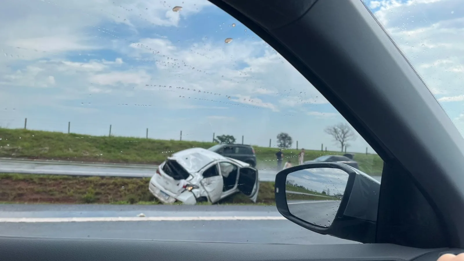 Duas pessoas ficam feridas após capotamento na SP-321, em Bauru