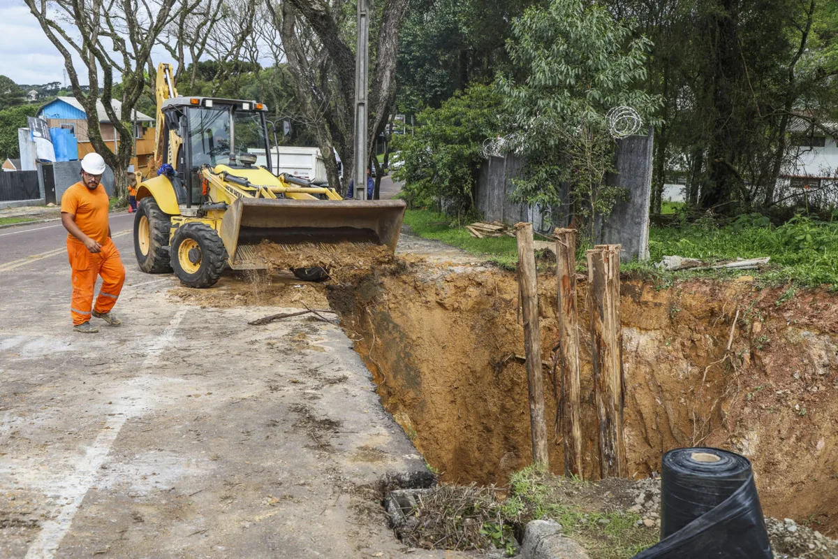 Curitiba recupera drenagem danificada por erosão na Rua Via Vêneto