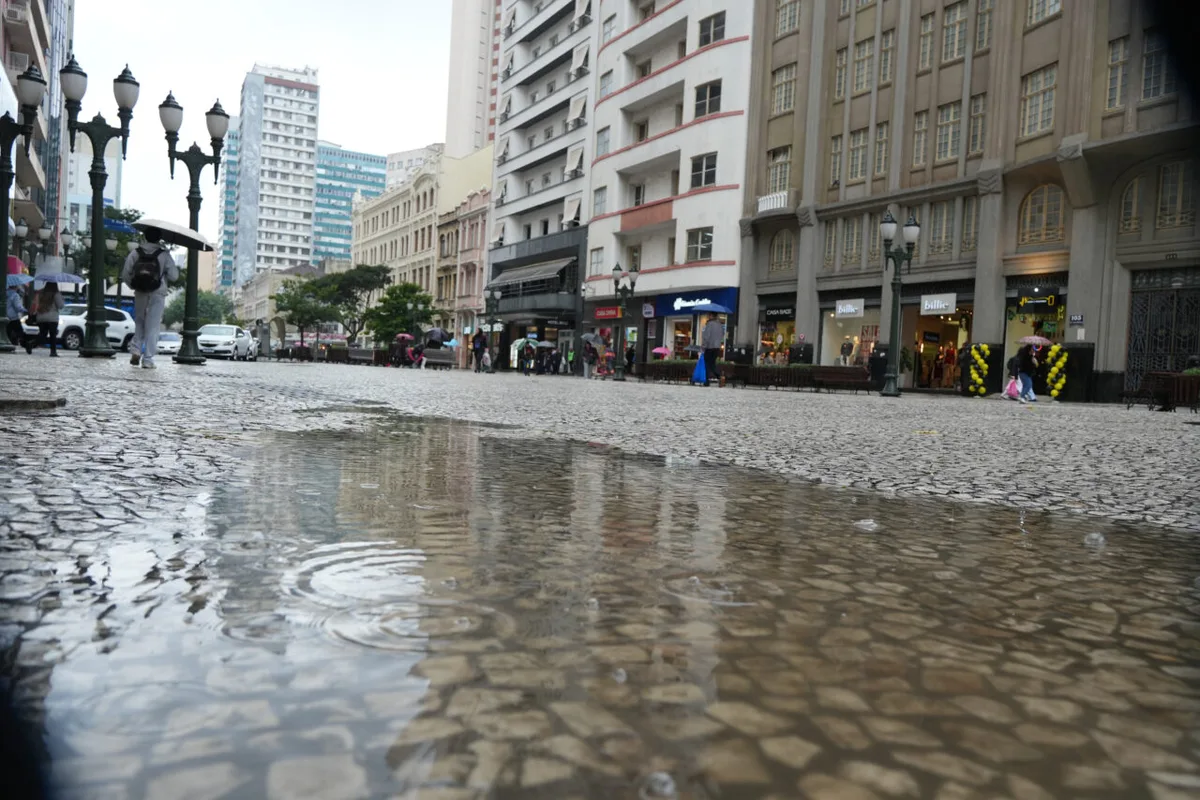 Frente fria provoca rajada de 124,9 km/h e chuva intensa no Paraná