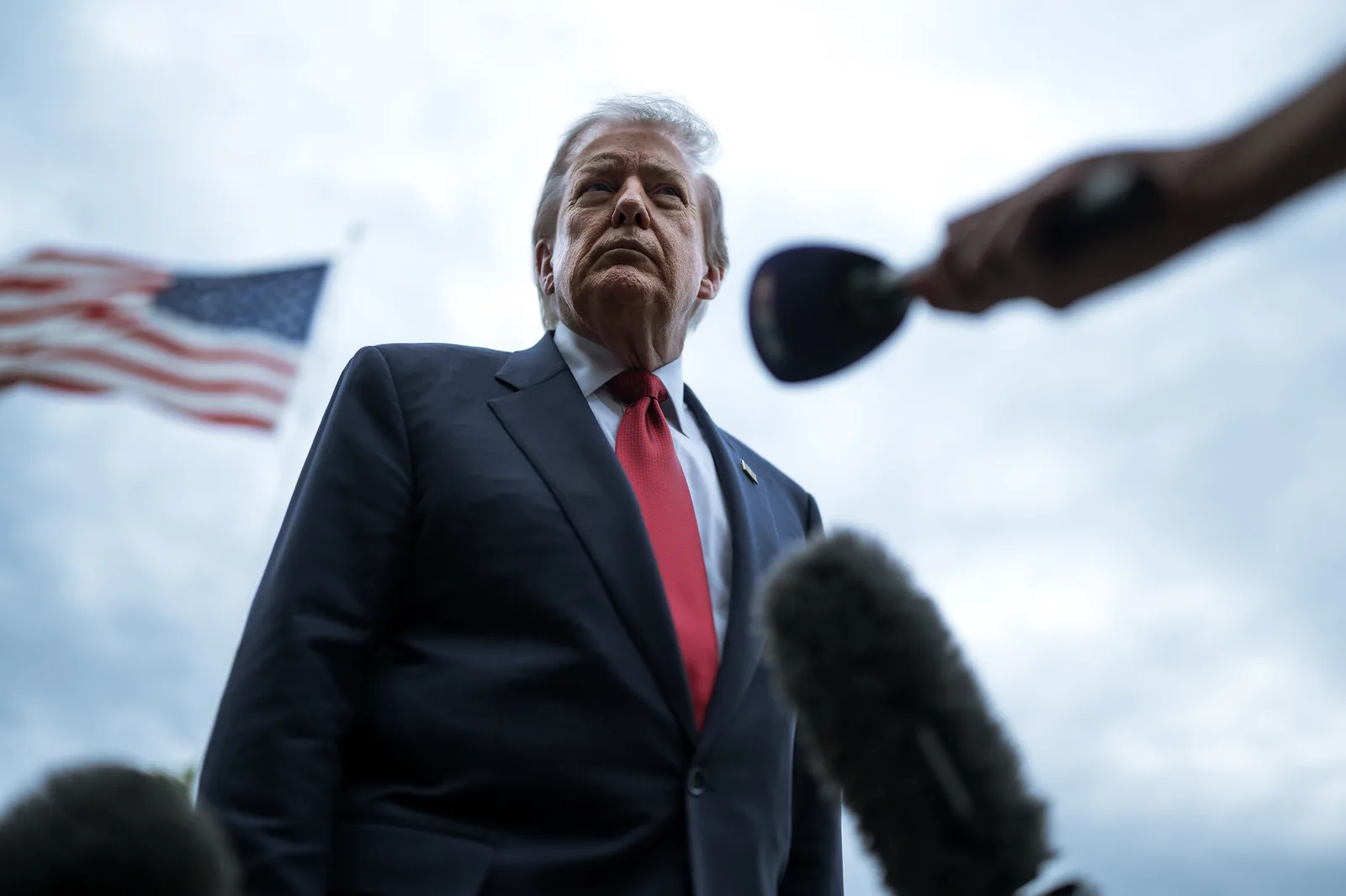 Veto à CNN leva redes americanas a interromper rodízio de imagens presidenciais
